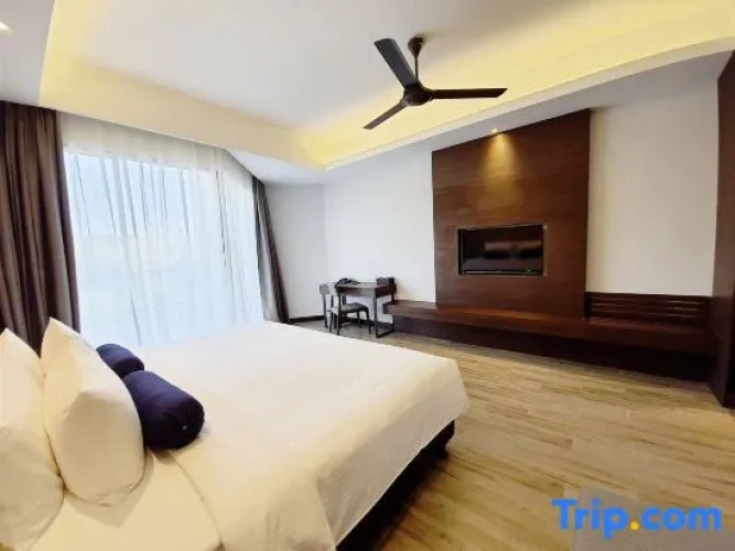 Deluxe Double room with partial sea view