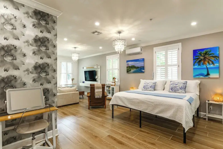 Pet-friendly Studio: 6 Mi to Jupiter Beach Park!