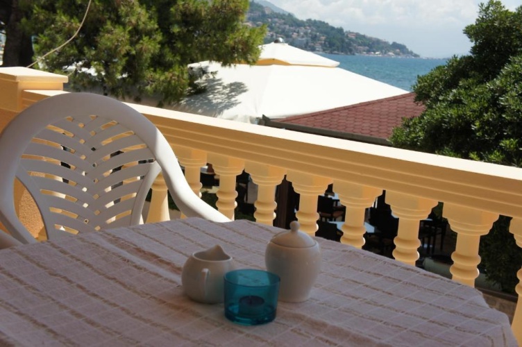 Apartment with balcony and with sea view