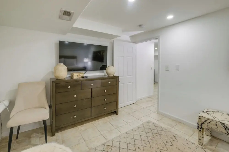 1 Mi to the Metro! Centrally Located Apt Near DC