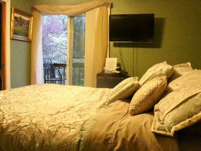 Lil Black Bear Inn