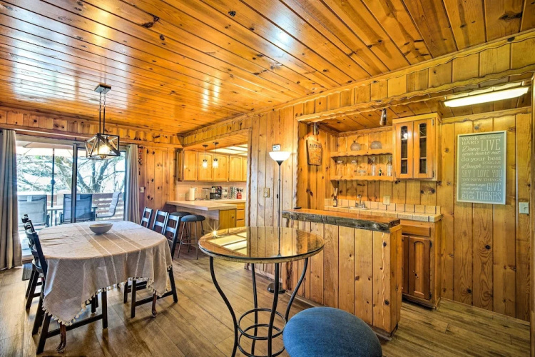 Running Springs Cabin w/ Large Deck + View!