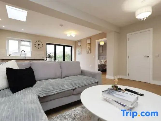Modern 5BR Home new”