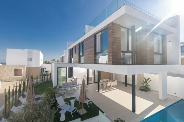 4 Bedrooms Villa with garden view