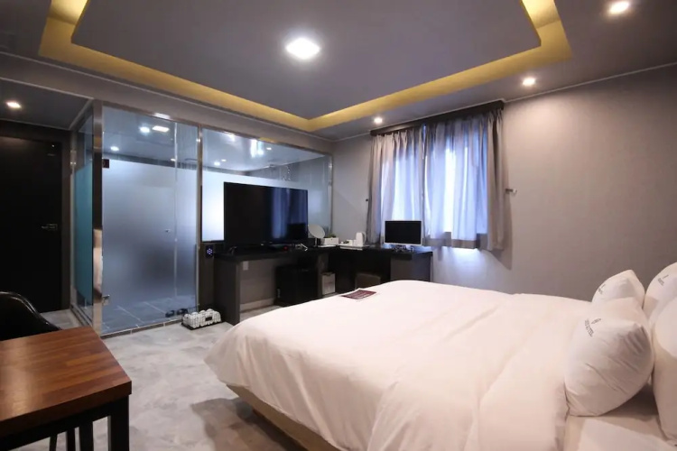Louis Hotel