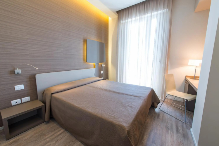 Hotel 2000