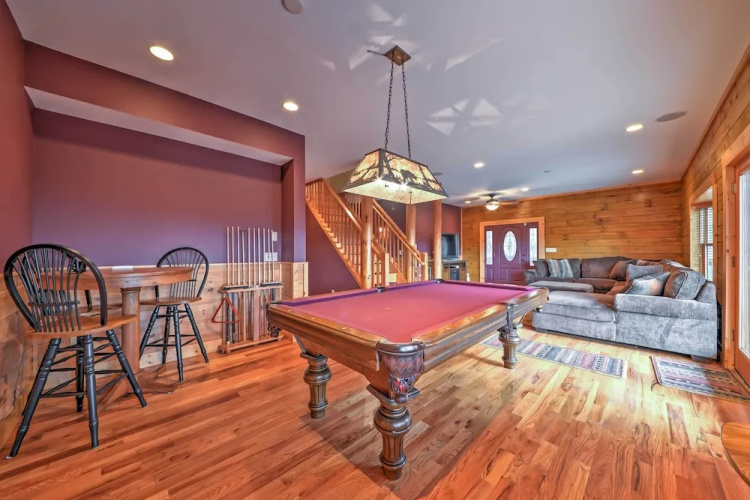 'the Cozy Bear Cabin: Upscale Deck & Mtn Views!