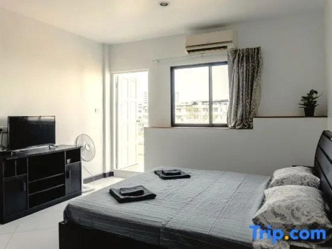 Deluxe room with balcony and with partial sea view