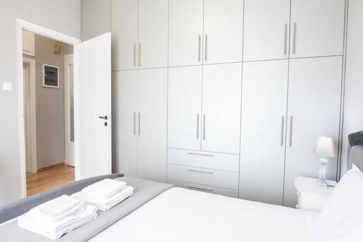 Modern apt with Increbilbe Athens Views