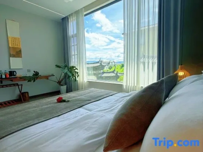 Deluxe Family Suite with courtyard view