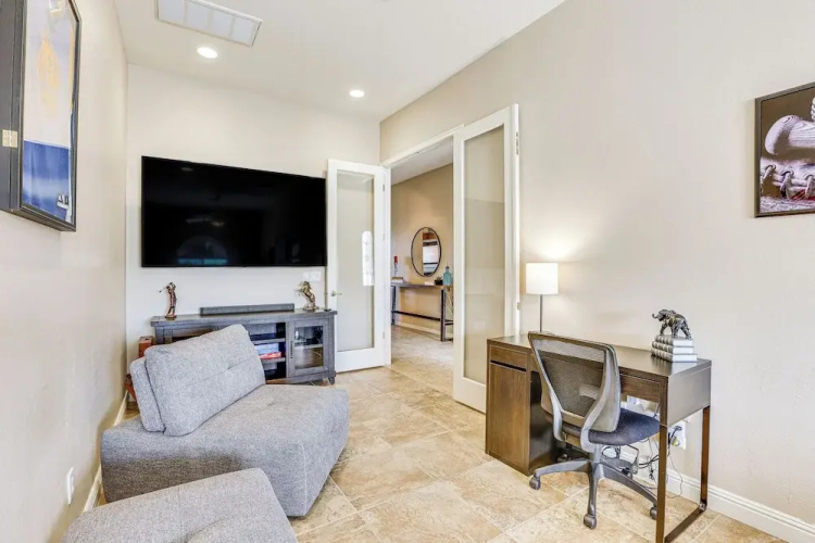 Pool & Putting Green: Goodyear Home on Golf Course