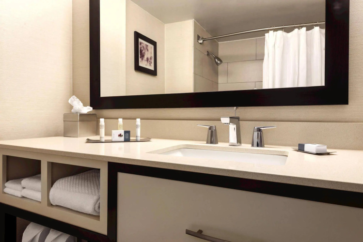 DoubleTree by Hilton Hotel Milwaukee - Brookfield photo 10