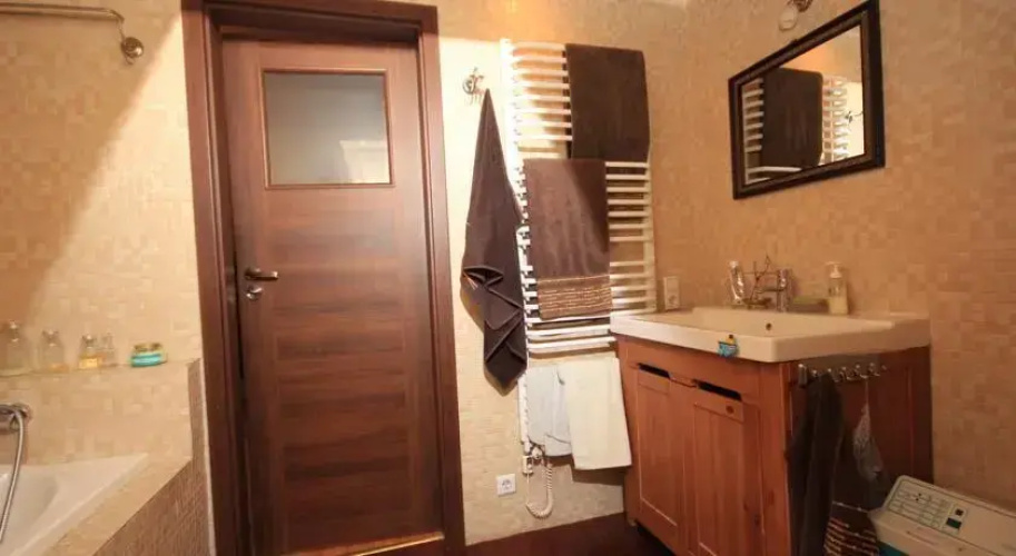 Między drzewami