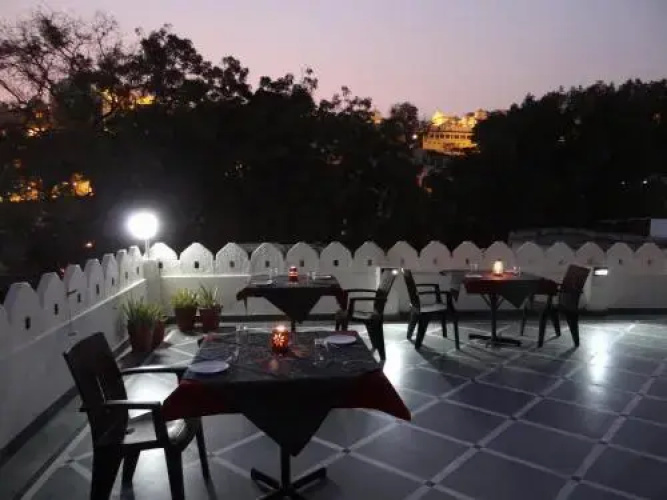 Hotel Dine 11