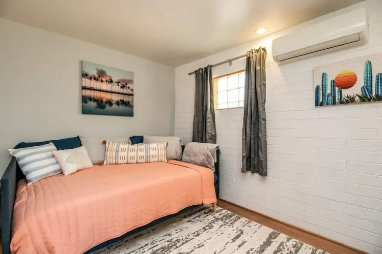 Bright & Cozy Mid Town Zen Yard Studio!