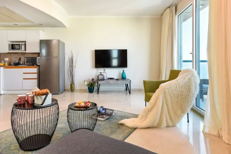 Beautiful w Balcony & Panoramic Sea View