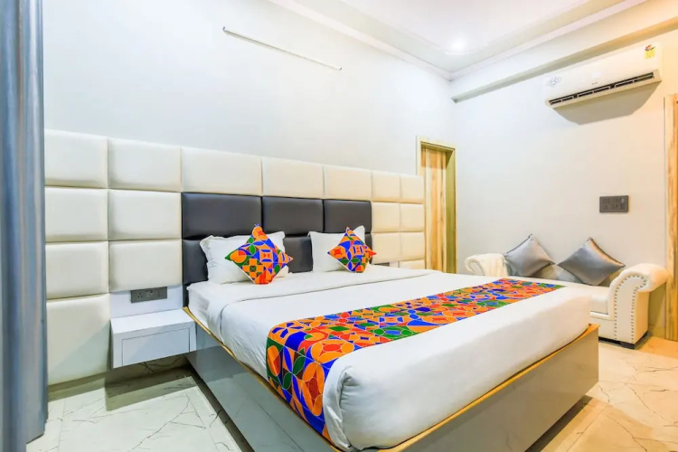 SR 1 by FabHotel