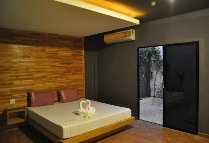 In and Out Hotel