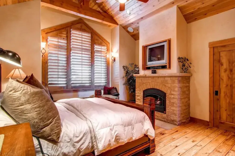 Three Peaks Mountain 5 Br home by RedAwning