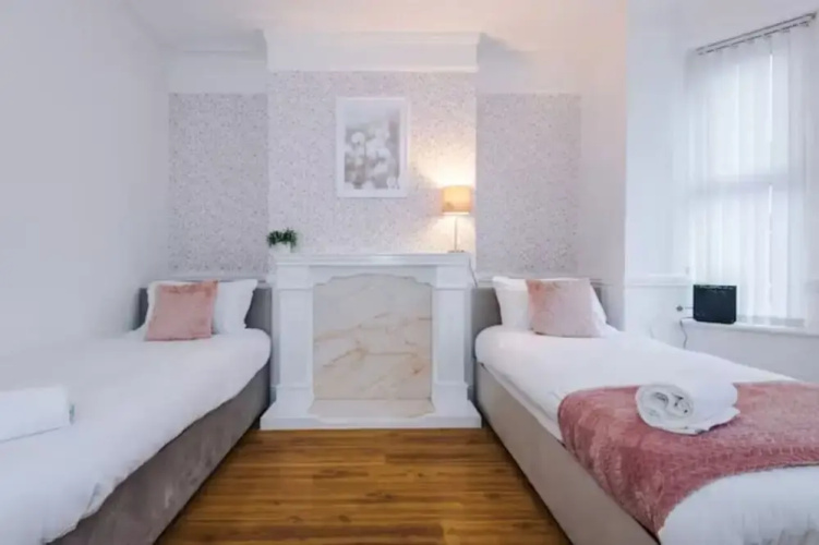 Spacious 4-Bed House Manchester