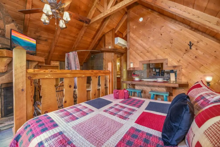 Cute Studio Cabin! Views! Private. Hot Tub. Relax! - Gatlinburg, TN