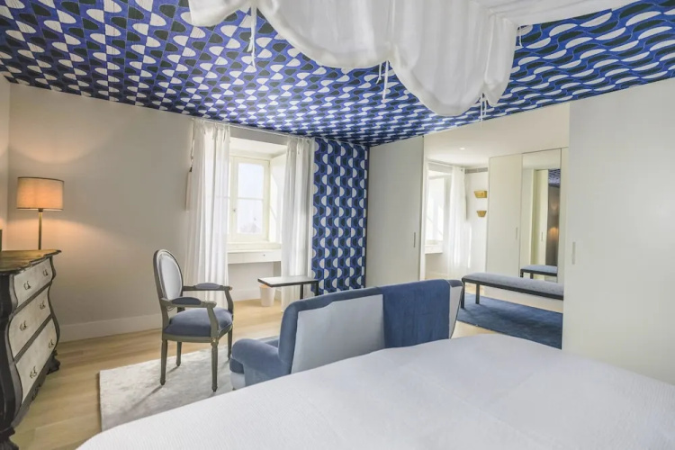 Chiado Rooftop Apartment by Cadenzalux