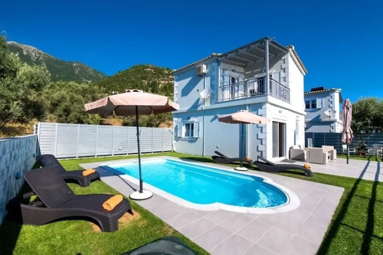 2 Bedrooms Villa