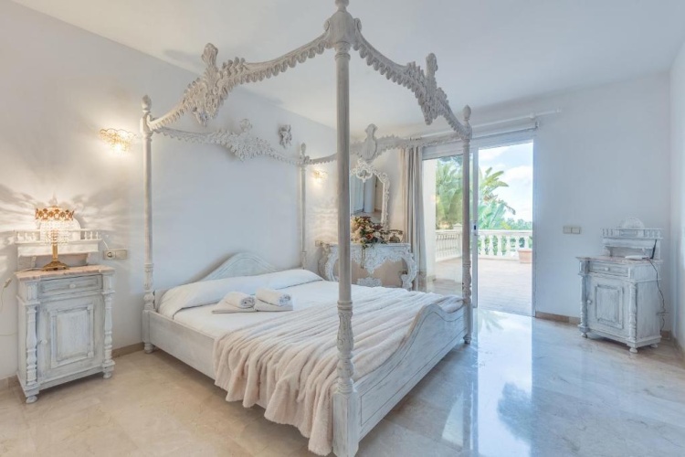 4 Bedrooms Villa