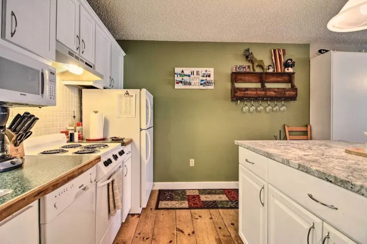 Cozy Condo w/ Magic Mountain Ski-in Access!