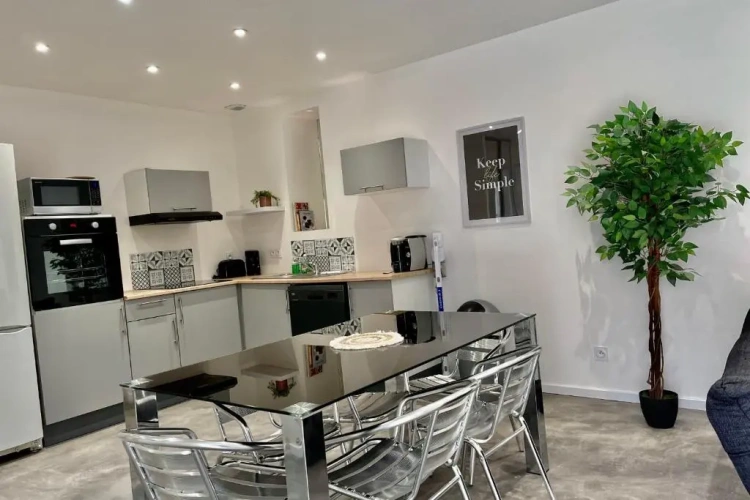 3 Bedrooms Apartment