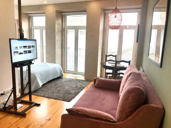 Light Cozy Studio in Bonfim with Romantic Balcony