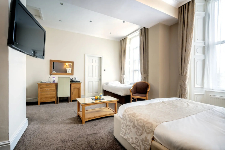The Oaks Hotel