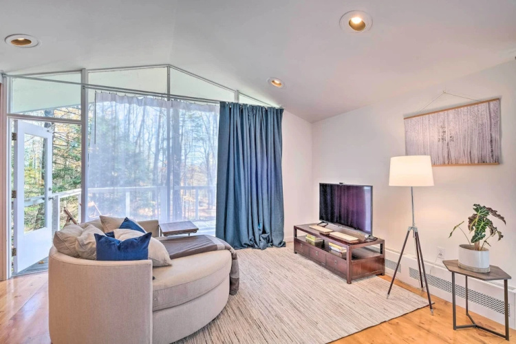 Pristine West Dover Home w/ Deck & Mountain Views!