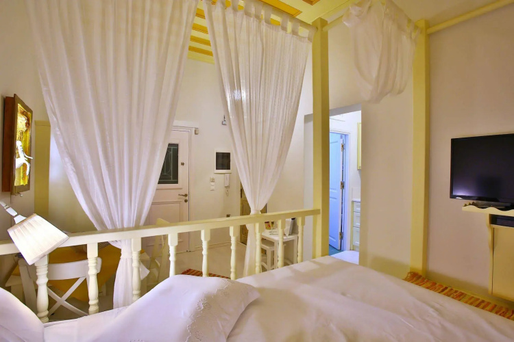 Efchi Suites 1904