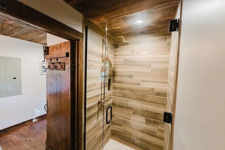 Summer Wind 2 Bedroom Cabin by RedAwning