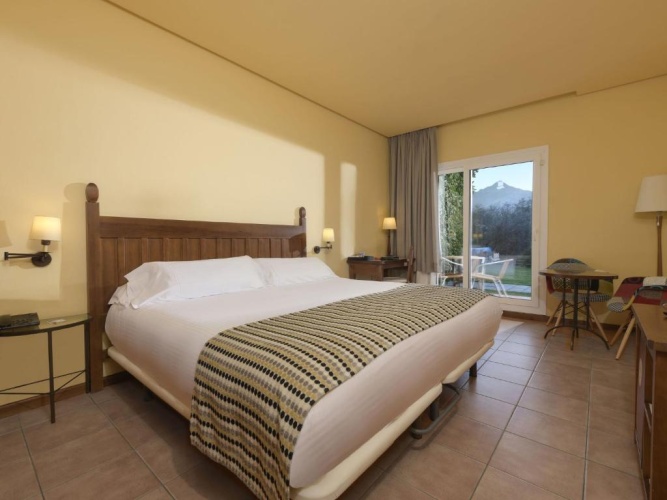 Standard Triple room with garden view