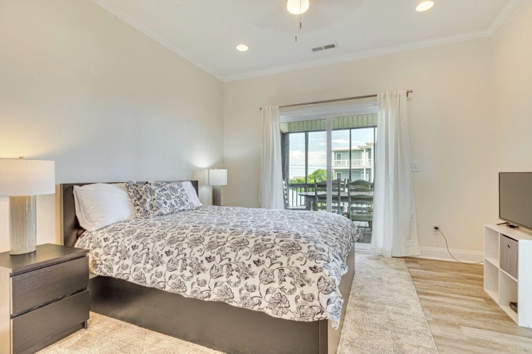 4 Bedrooms Apartment