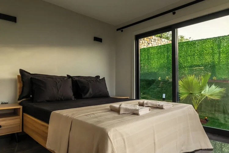 3 Bedrooms Villa with lake view
