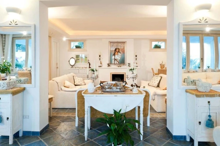 6 Bedrooms Villa