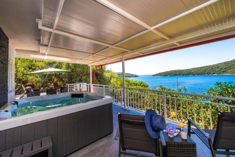 2 Bedrooms Villa