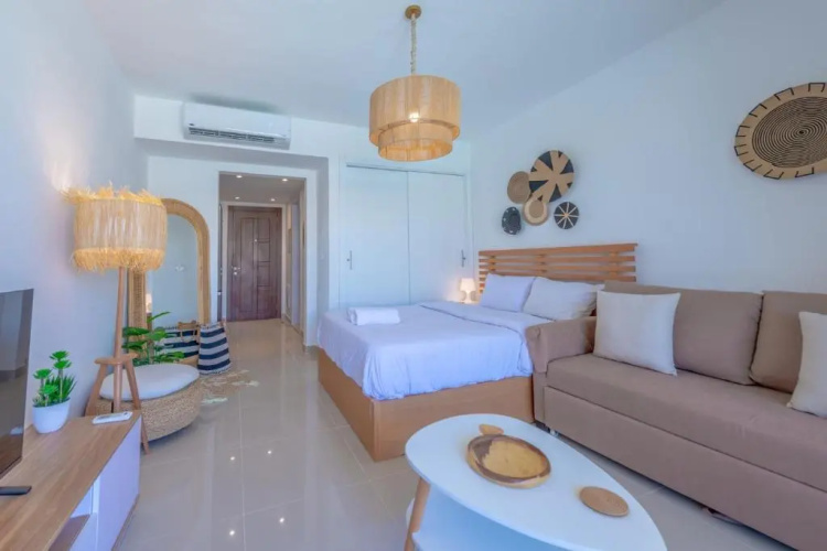 Boho-Chic Studio Apartment in G-Cribs, Pool View