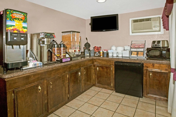Super 8 By Wyndham Shawnee
