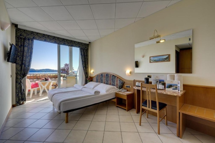 Standard Double room with lake view