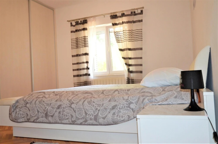Coastal Apartment - Sleeps 6, Balcony & Parking