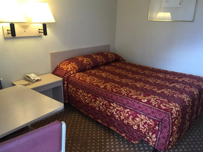 Hilltop Inn & Suites