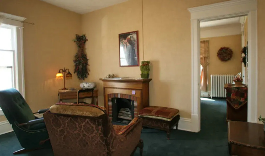 Hickory House Inn