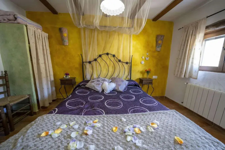 Romantic House for 2 or 4 People With Jacuzzi