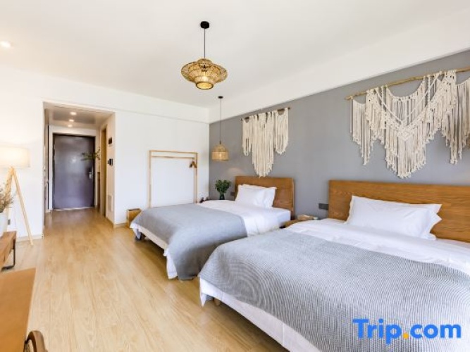 Standard Twin room with garden view