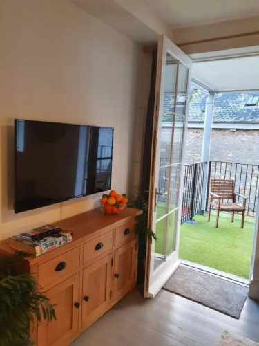 The Aviator - Stunning 1 bed with large balcony
