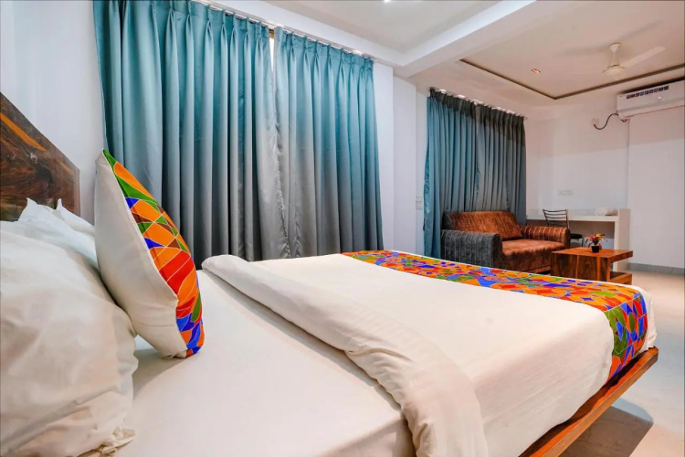 Fabhotel Crystal Inn